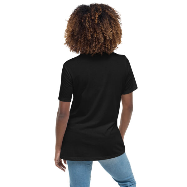 Mum Is Hot on the Grill, Dad’s Chillin’ Still! (Women's Relaxed T-Shirt) - Image 8